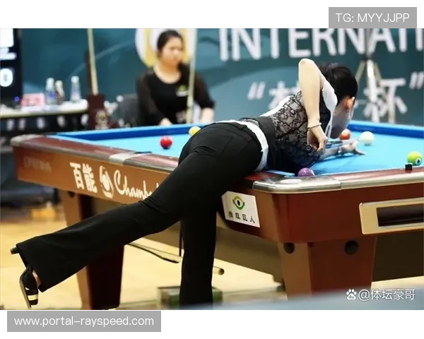 潘晓婷表演赛一杆击球变“2025”为“2026”，精湛技艺引惊叹